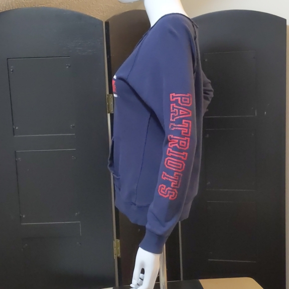 New England Patriots Sweatshirt - Picture 2 of 6